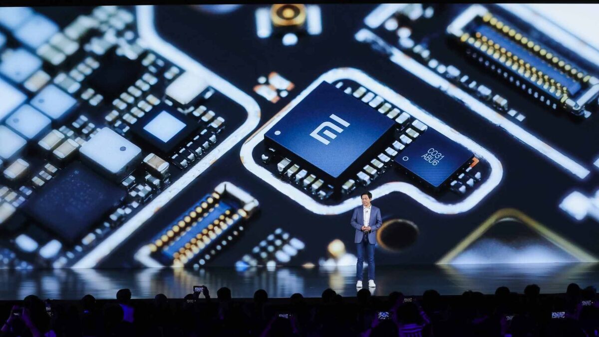 Lei Jun, CEO di Xiaomi, presenta il nuovo chipset proprietario con logo